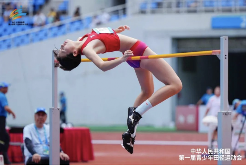 队女子, 在与国内众, 高强度的竞